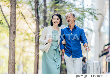 旅行するシニア夫婦 119489896