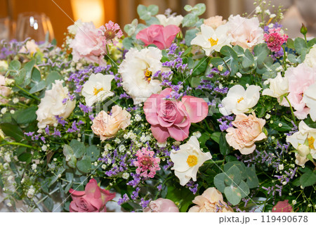 ピンク色をあしらった結婚式の高砂装花 119490678