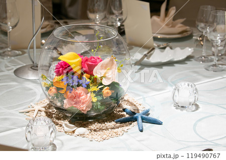 夏をイメージした結婚式のテーブル装花 119490767