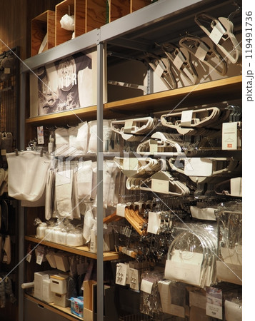 ショッピングモールの雑貨屋 119491736