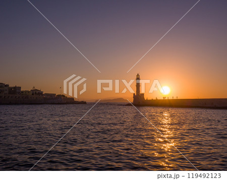 夕焼けの埠頭と古い灯台のシルエット (ギリシャ、クレタ島、ハニア旧市街) 夕焼けの埠頭と古い灯台のシルエット (ギリシャ、クレタ島、ハニア旧市街) 119492123
