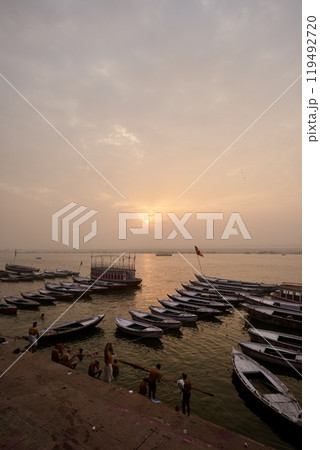 【ガンジス川の日の出と朝日】ホーリーのバラナシ【インド三大奇祭】 119492720