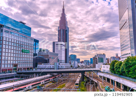 日本の東京都市景観　新宿駅前・新宿高島屋（渋谷区千駄ケ谷）側からNTTドコモ代々木ビルや電車など 119492905