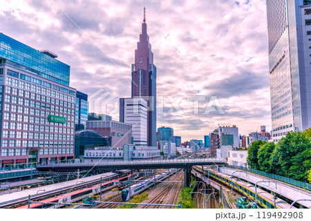日本の東京都市景観 新宿駅前・新宿高島屋(渋谷区千駄ケ谷)側からNTTドコモ代々木ビルや電車など 日本の東京都市景観 新宿駅前・新宿高島屋(渋谷区千駄ケ谷)側からNTTドコモ代々木ビルや電車など 119492908