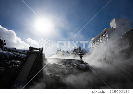 冬の草津温泉　湯畑に舞う湯けむり 119493133