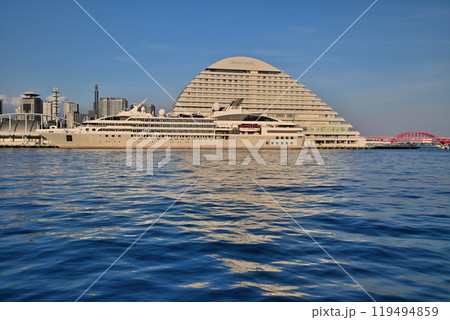 夕陽を浴びる神戸港停泊中のクルーズ船「ル・ソレアル」 119494859