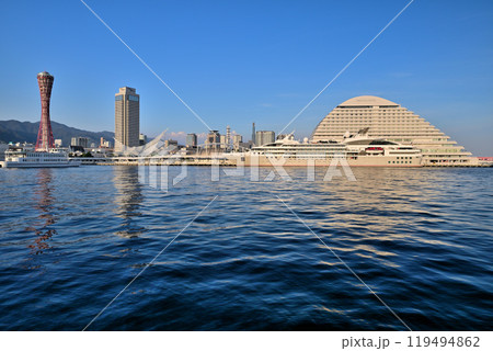 夕陽を浴びる神戸港停泊中のクルーズ船「ル・ソレアル」 119494862