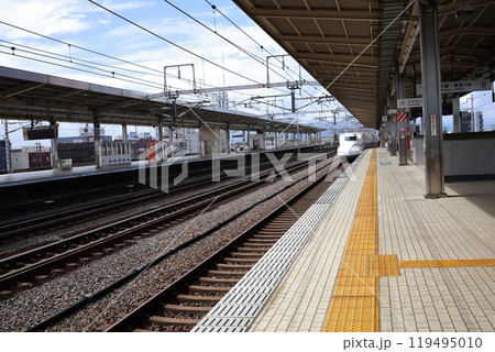 新幹線のプラットフォーム 駅 新幹線のプラットフォーム 駅 119495010