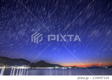 瀬戸内の冬の夜明けの星景　星の軌跡 119497320