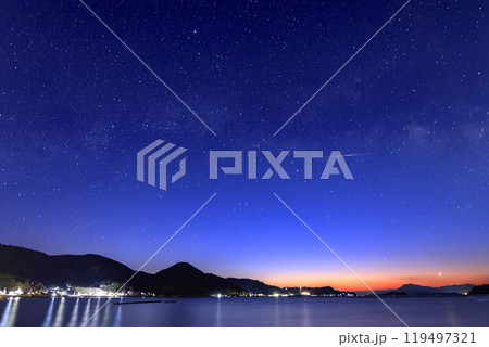 瀬戸内の冬の夜明けの星景　天の川と白鳥座 119497321