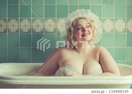 Plump beauty woman relaxing in bathroom 119498145