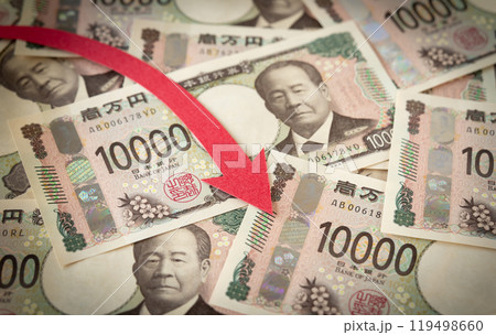 一万円札(渋沢栄一)と減少矢印 下降 紙幣 下向き 一万円札(渋沢栄一)と減少矢印 下降 紙幣 下向き 119498660