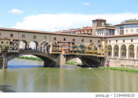 フィレンツェ市内を流れるアルノ川沿いの風景 119499810