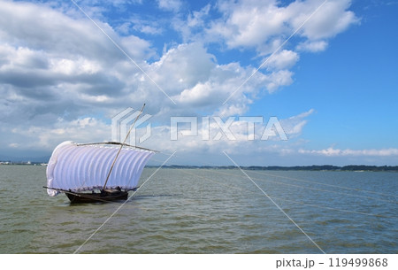 晴天の霞ヶ浦の帆引き船　茨城 119499868