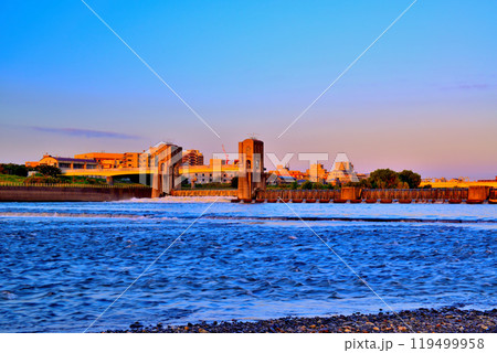 多摩川と利水施設二ヶ領宿河原堰の朝焼け 多摩川と利水施設二ヶ領宿河原堰の朝焼け 119499958