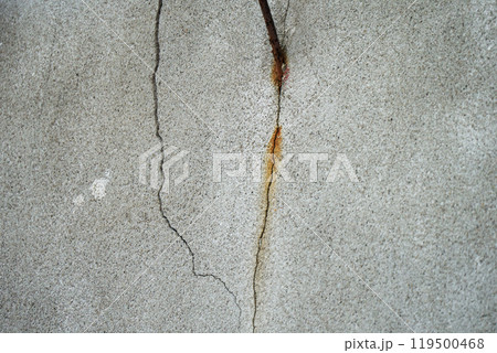 家の外壁のヒビ割れ 119500468