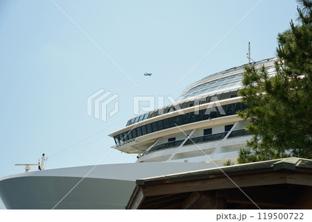 飛行機が横切る豪華客船の風景 飛行機が横切る豪華客船の風景 119500722