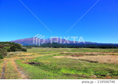 秋晴れの鳥海山 初冠雪と山麓紅葉 秋晴れの鳥海山 初冠雪と山麓紅葉 119500746