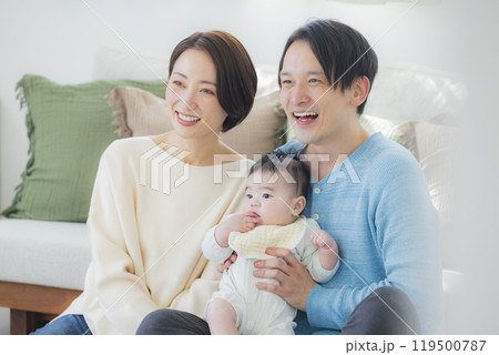 リビングでくつろぐ家族　 119500787