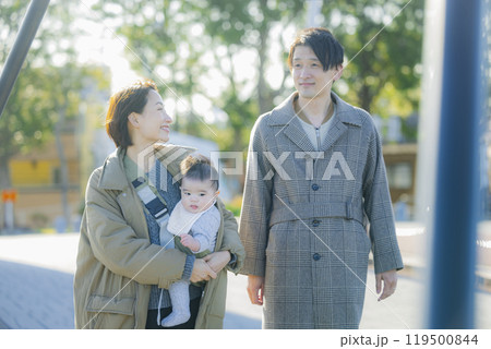 冬にお散歩するファミリー　 119500844