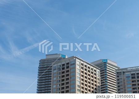 秋空のタワーマンション 119500851