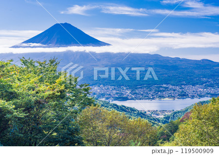 【山梨県】紅葉が始まった御坂路から望む富士山 【山梨県】紅葉が始まった御坂路から望む富士山 119500909