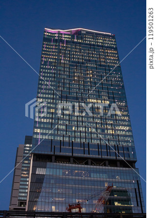 渋谷スクランブルスクエアの夕暮れ 119501263