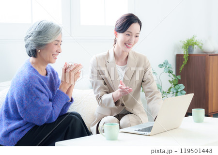 中高年女性のカウンセリングをするビジネスウーマン 119501448