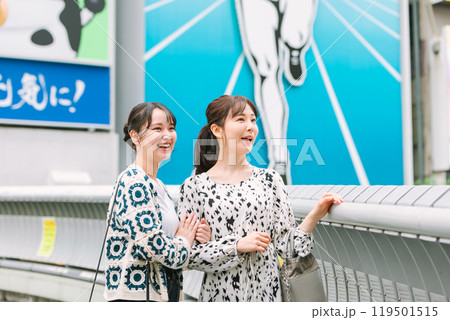 女子旅で道頓堀を散策する女性 女子旅で道頓堀を散策する女性 119501515