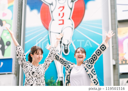女子旅で道頓堀を散策する女性 女子旅で道頓堀を散策する女性 119501516