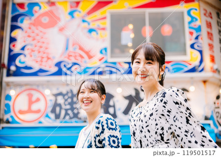 道頓堀を友達と観光する女性 119501517
