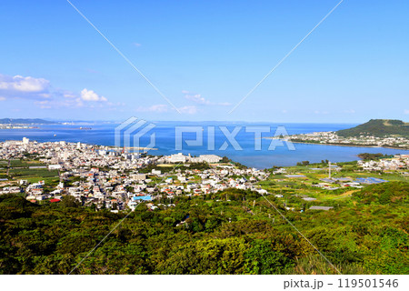 沖縄県南城市佐敷津波古周辺を望む(沖縄県南城市)【2024.10】 119501546