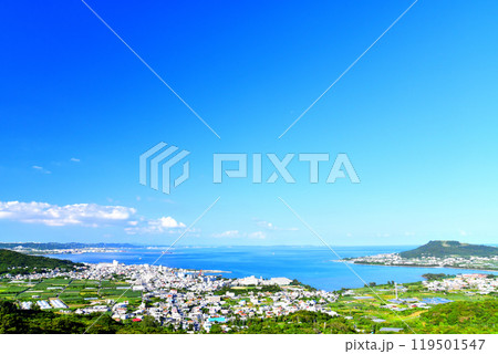 沖縄県南城市佐敷津波古周辺を望む(沖縄県南城市)【2024.10】 119501547