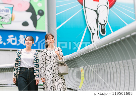 女子旅で道頓堀を散策する女性 119501699