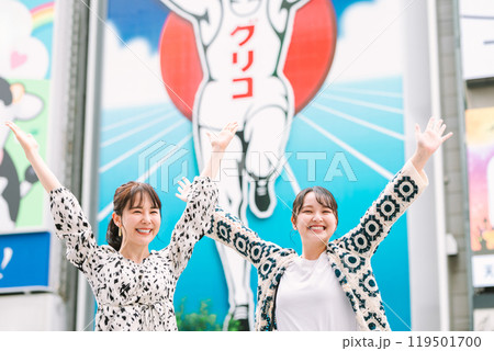 女子旅で道頓堀を散策する女性 女子旅で道頓堀を散策する女性 119501700