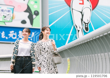 女子旅で道頓堀を散策する女性 女子旅で道頓堀を散策する女性 119501706