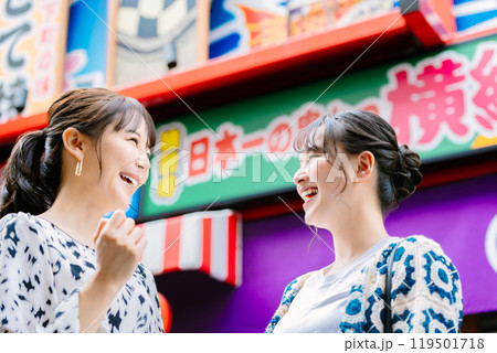 道頓堀を友達と観光する女性 119501718