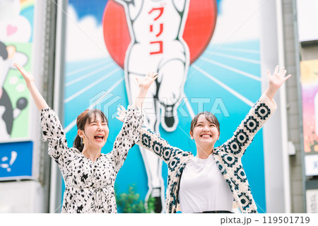 女子旅で道頓堀を散策する女性 女子旅で道頓堀を散策する女性 119501719