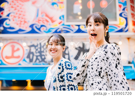 道頓堀を友達と観光する女性 道頓堀を友達と観光する女性 119501720