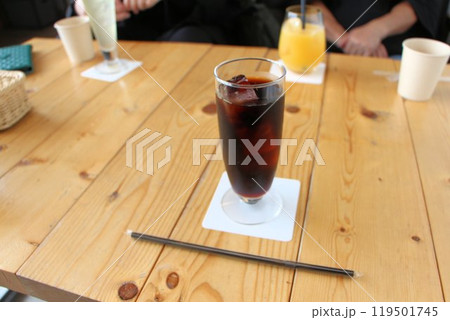お洒落なカフェのドリンク、アイスコーヒー、ティータイム お洒落なカフェのドリンク、アイスコーヒー、ティータイム 119501745