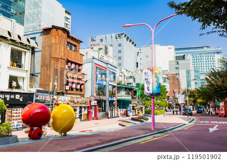 ソウル　弘大（ホンデ）のメインストリート 119501902