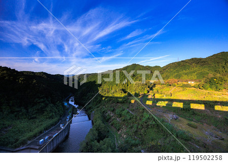 奈良市東部大和高原にある布目ダムの夕景　ダム北側薄雲流れる布目川上空の夕空① 119502258