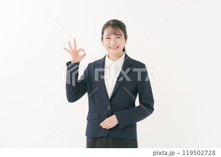 指で丸のポーズをするスーツの女性 指で丸のポーズをするスーツの女性 119502728