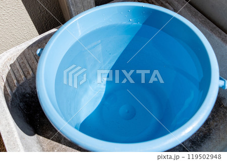 バケツに溜められた水 バケツに溜められた水 119502948