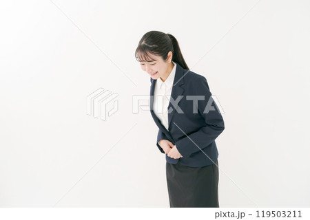 お辞儀をするスーツ姿の20代女性 119503211