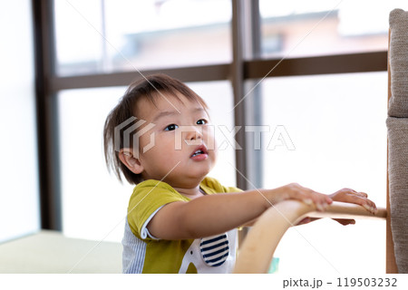 笑顔の2歳男児 笑顔の2歳男児 119503232