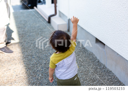 笑顔の2歳男児 笑顔の2歳男児 119503233
