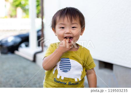 笑顔の2歳男児 笑顔の2歳男児 119503235