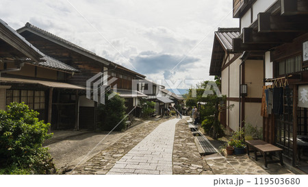 岐阜県　旧中山道馬籠宿／レトロな町並みと石畳【木曽路・9月】 119503680