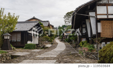 岐阜県 旧中山道馬籠宿/レトロな町並みと長く続く石畳の上り坂【木曽路】 岐阜県 旧中山道馬籠宿/レトロな町並みと長く続く石畳の上り坂【木曽路】 119503684